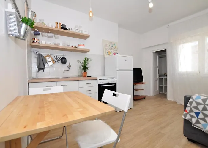 Apartman & In The Centre Split