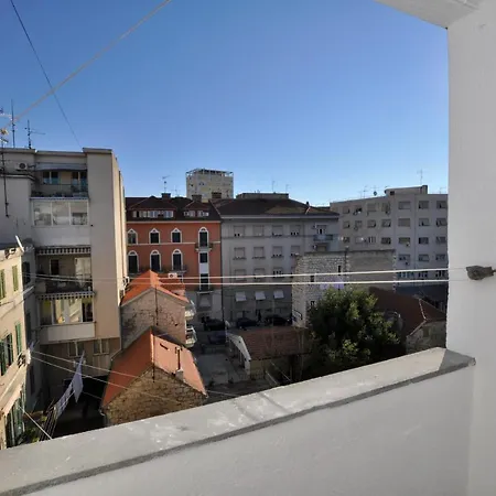 & In The Centre * Split